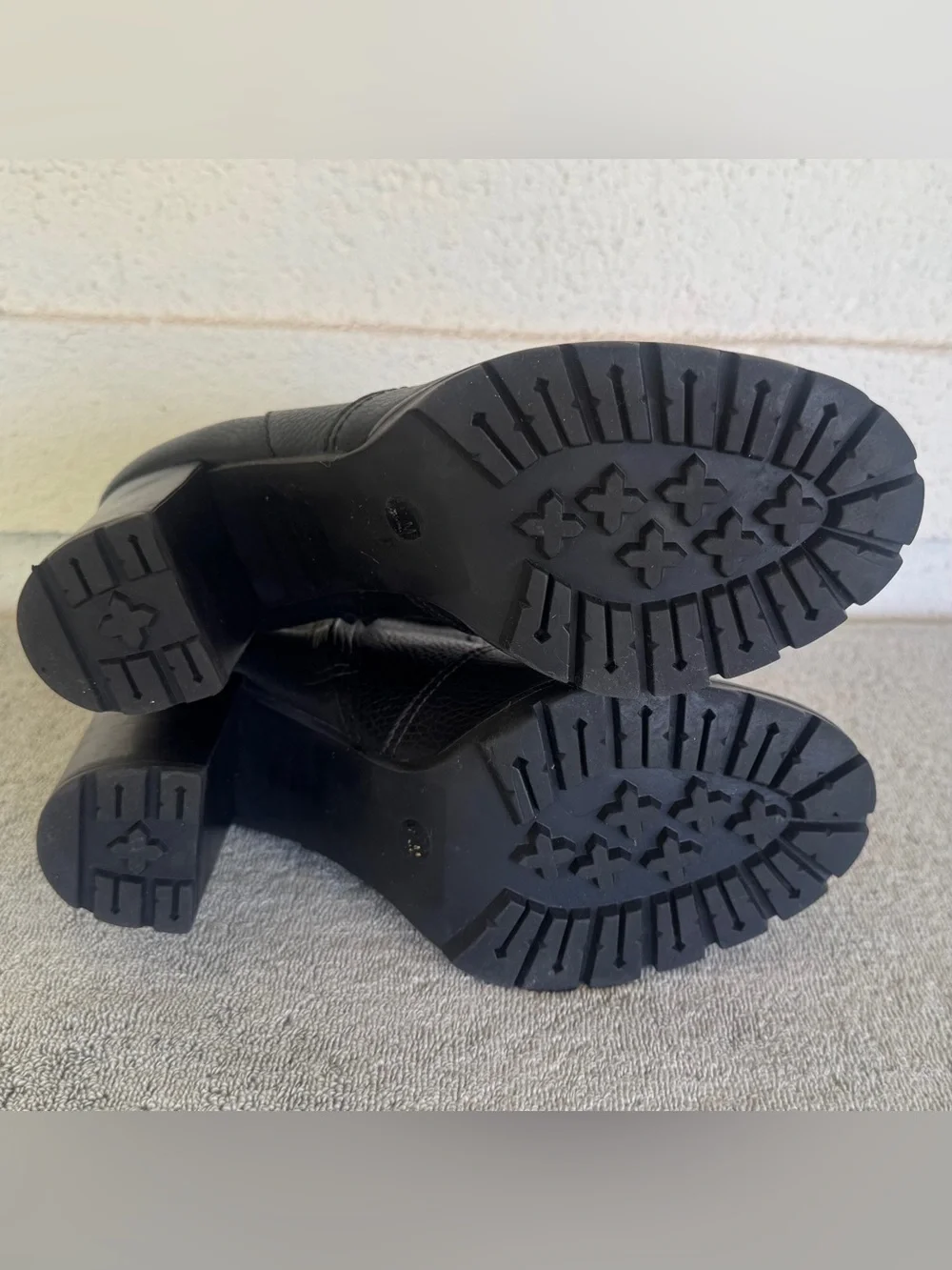 Tory Burch Leigh Lug Sole Bootie in Black Size 7.5